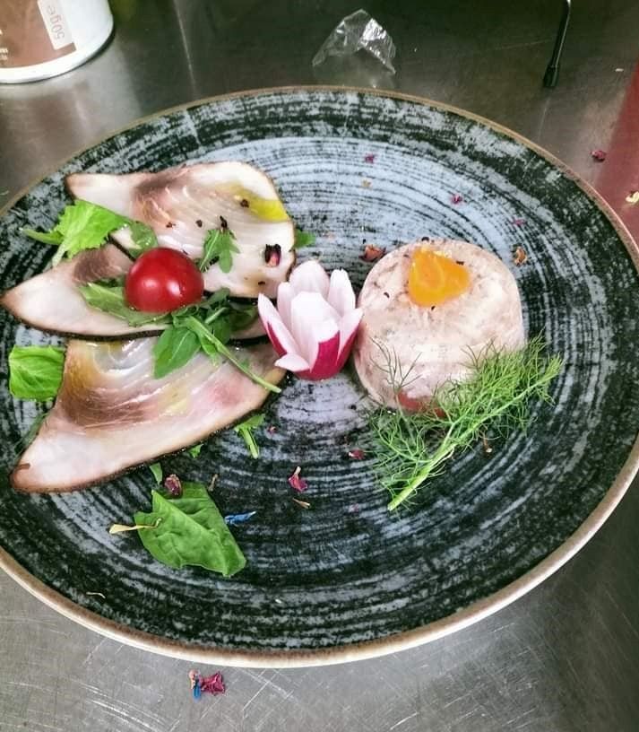 Un piatto di cibo con carne e verdure su un tavolo.