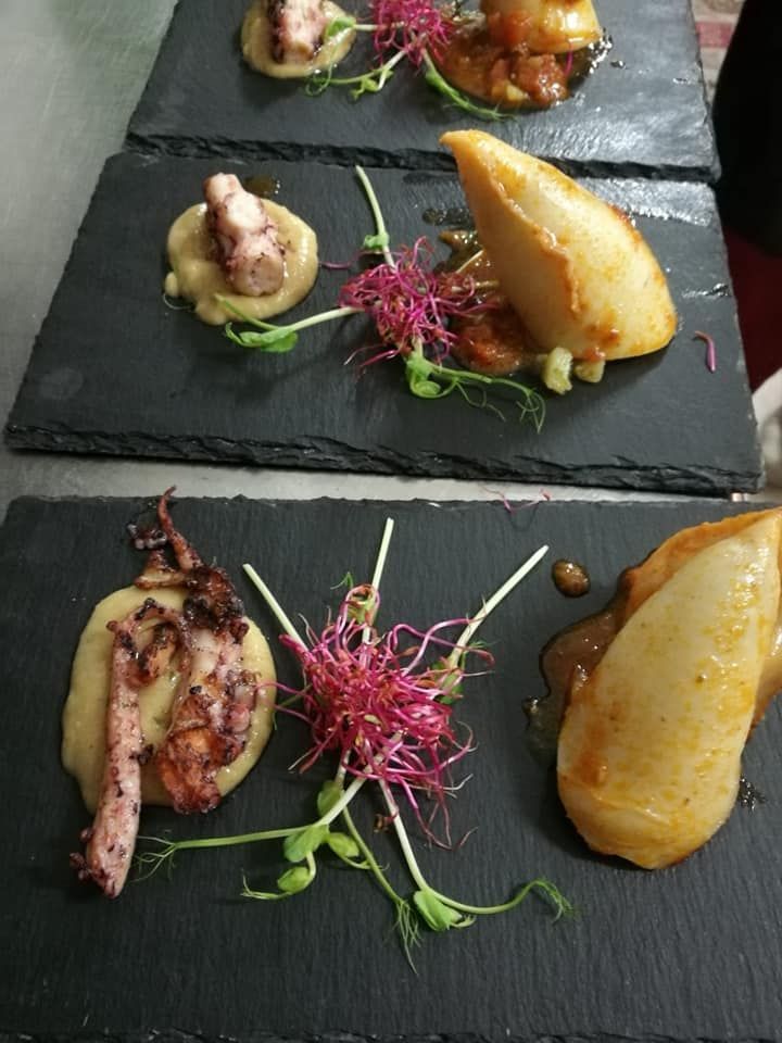 Un primo piano di un piatto di cibo su un tavolo