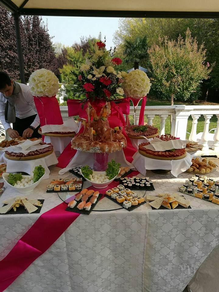 Un tavolo con tanto cibo e fiori sopra