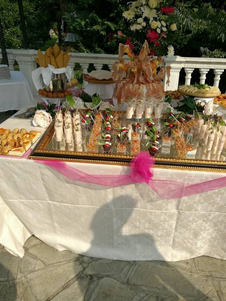 Un tavolo con tanto cibo sopra