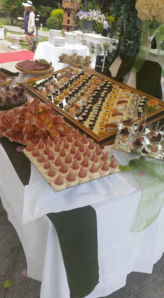 Un tavolo da buffet con molto cibo sopra.