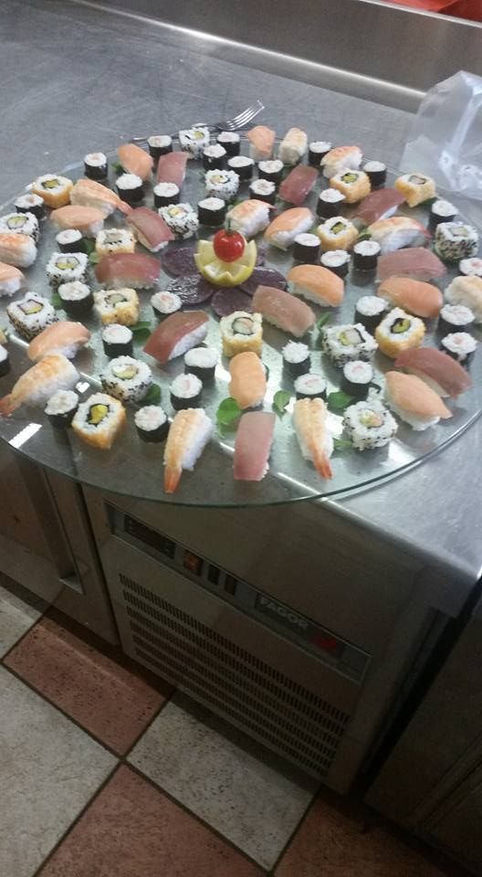 Un piatto di sushi è appoggiato sul bancone.