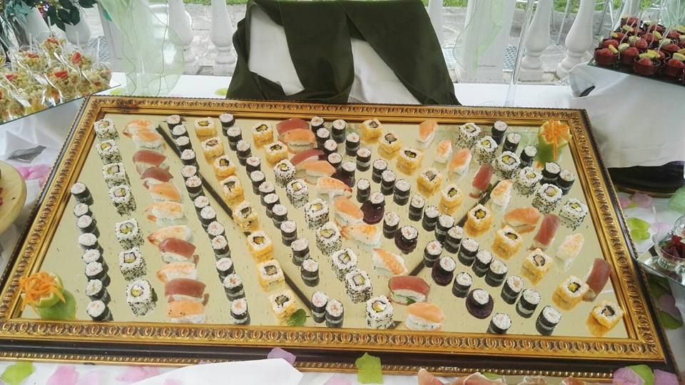 Un vassoio di sushi è appoggiato su un tavolo.