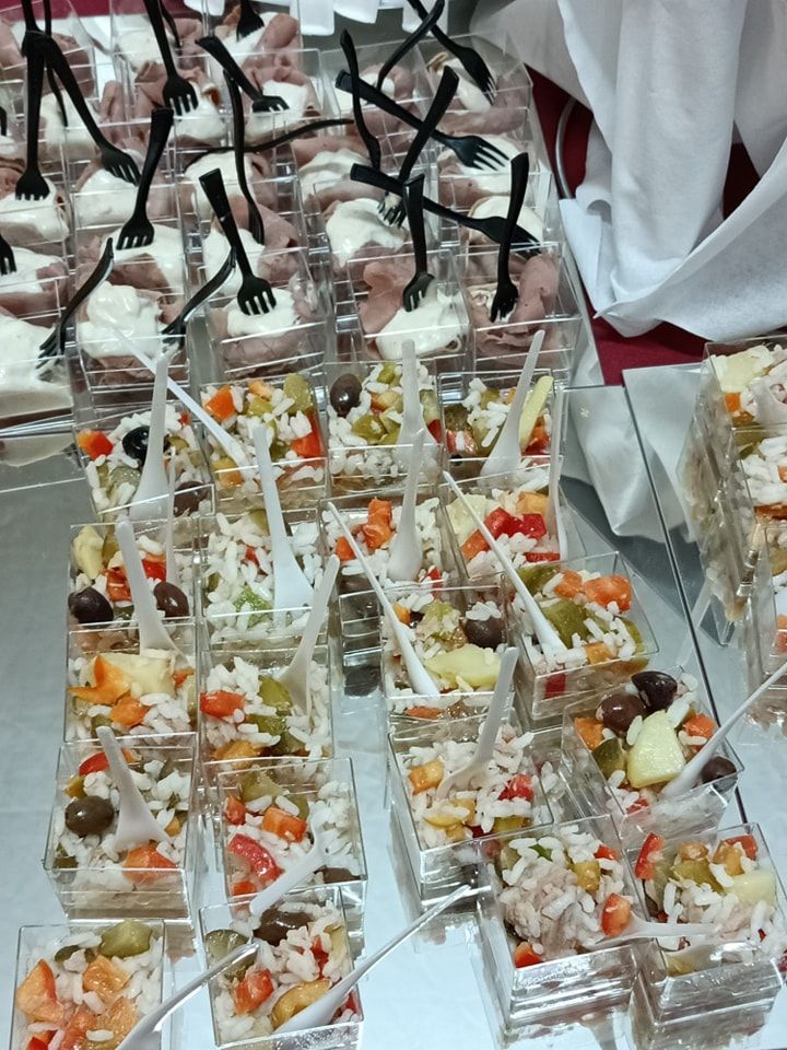 Un mucchio di contenitori di cibo con delle forchette dentro