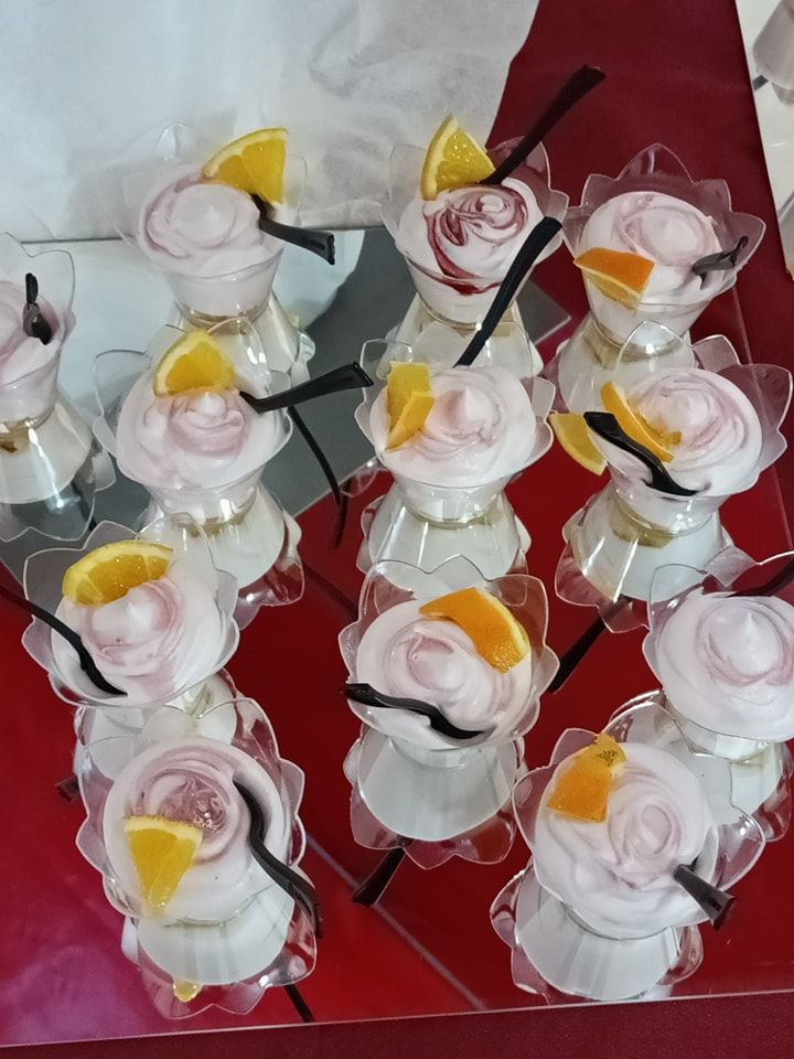 Una esposizione di dolci con cannucce e fette d'arancia