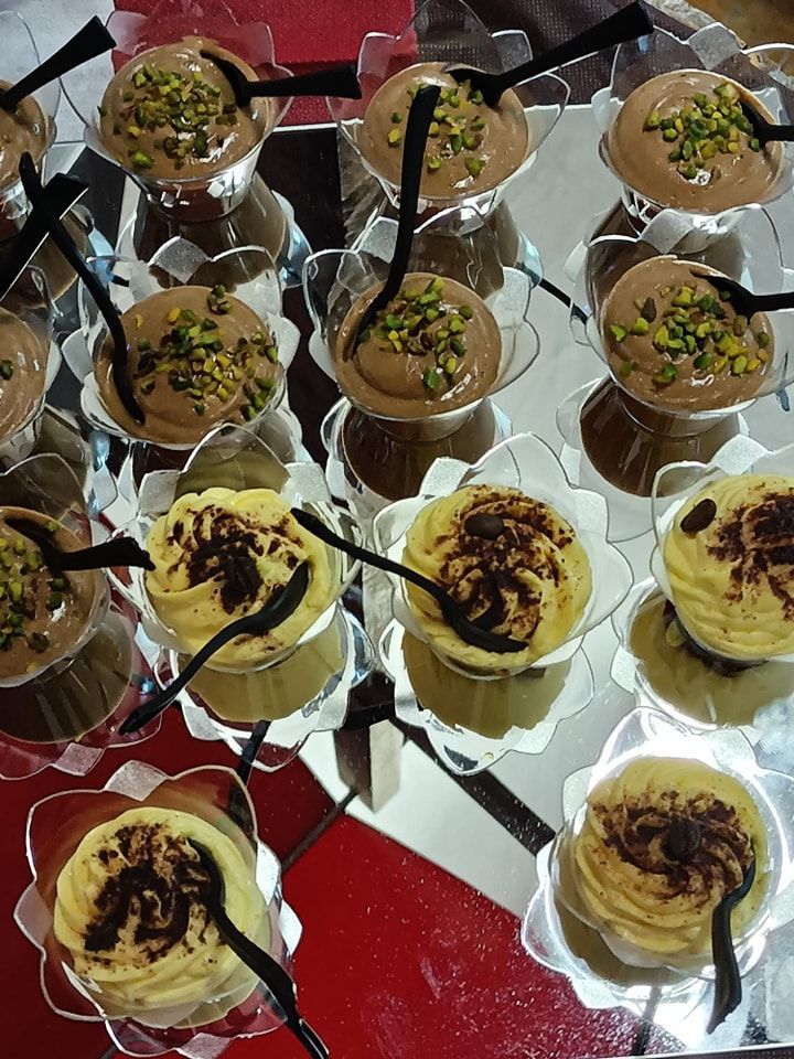 Un vassoio di dolci con cucchiai dentro su un tavolo