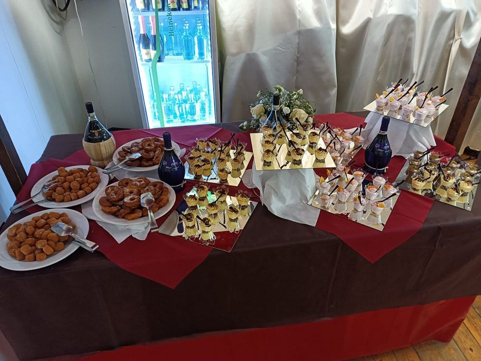 Un tavolo con piatti di cibo sopra e un frigorifero sullo sfondo.