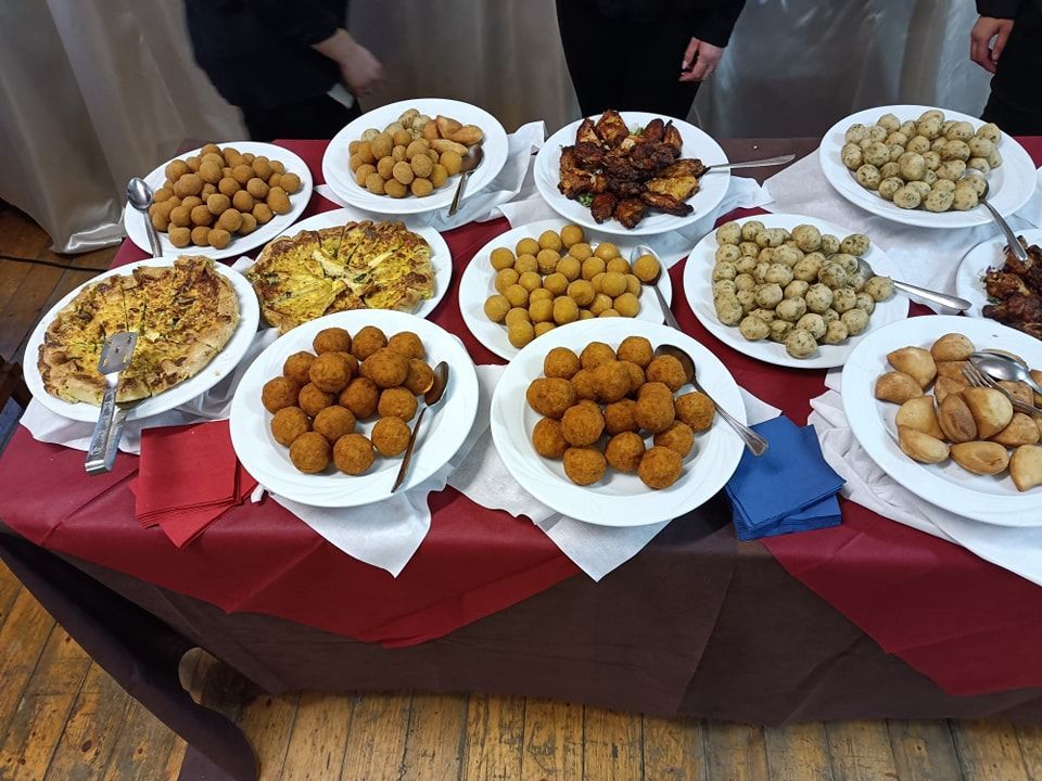 Un tavolo sormontato da piatti di cibo e utensili