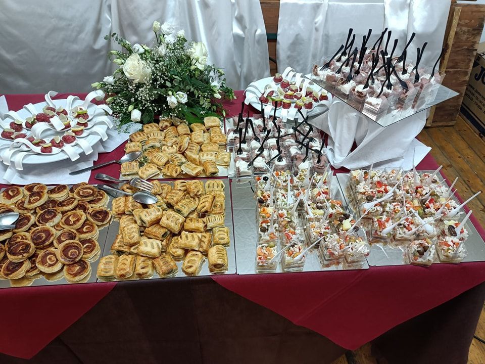 Ci sono molti tipi diversi di cibo sulla tavola.