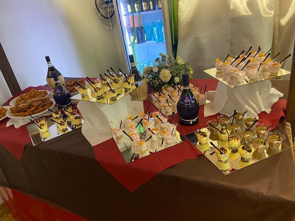 Un tavolo imbandito con una varietà di dessert e bevande.