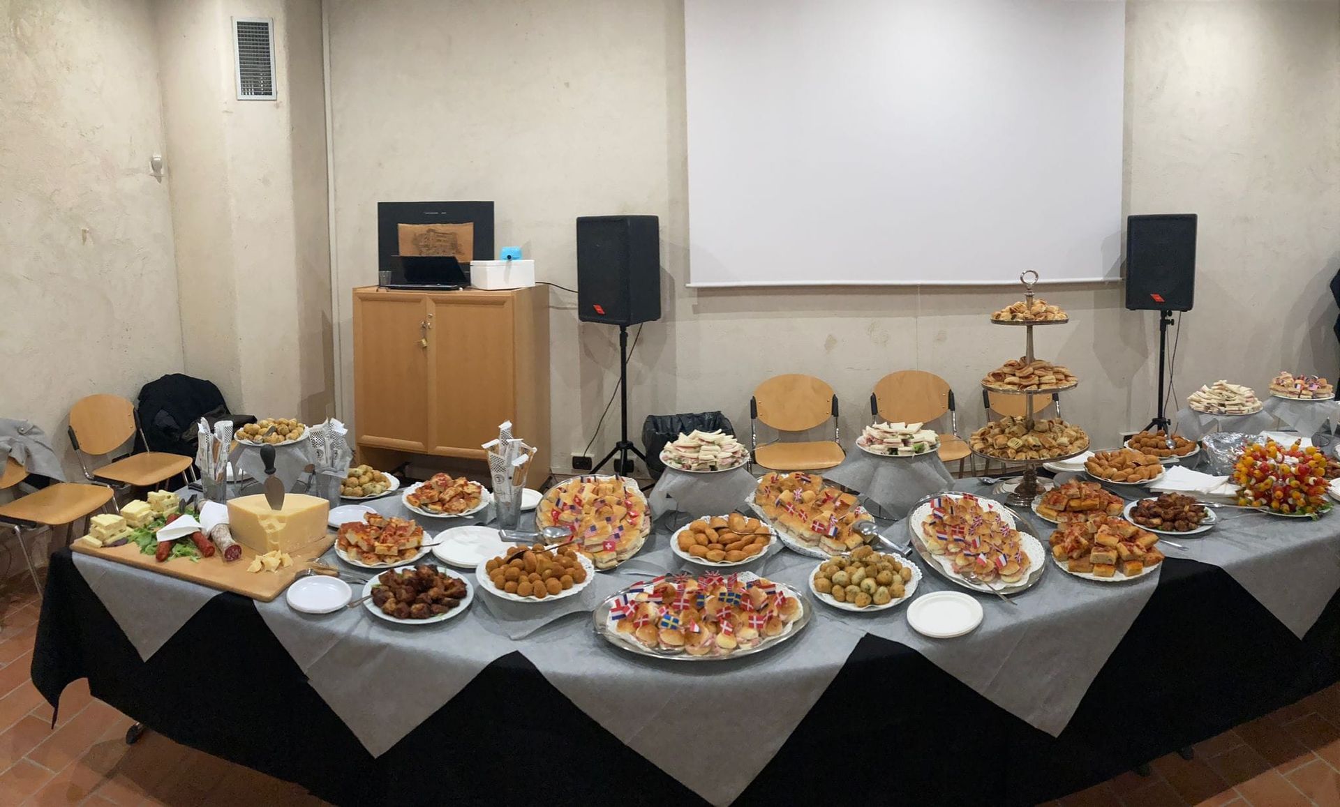 Un tavolo da buffet con un sacco di cibo sopra