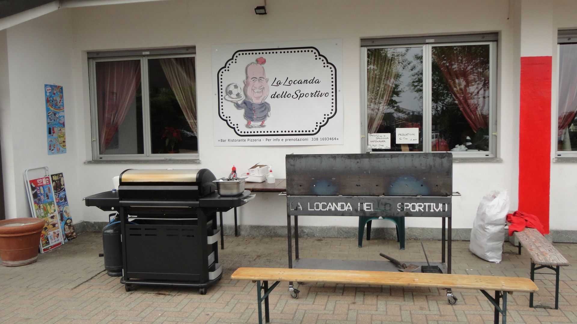 C'è una griglia davanti a un edificio con un cartello sul muro.