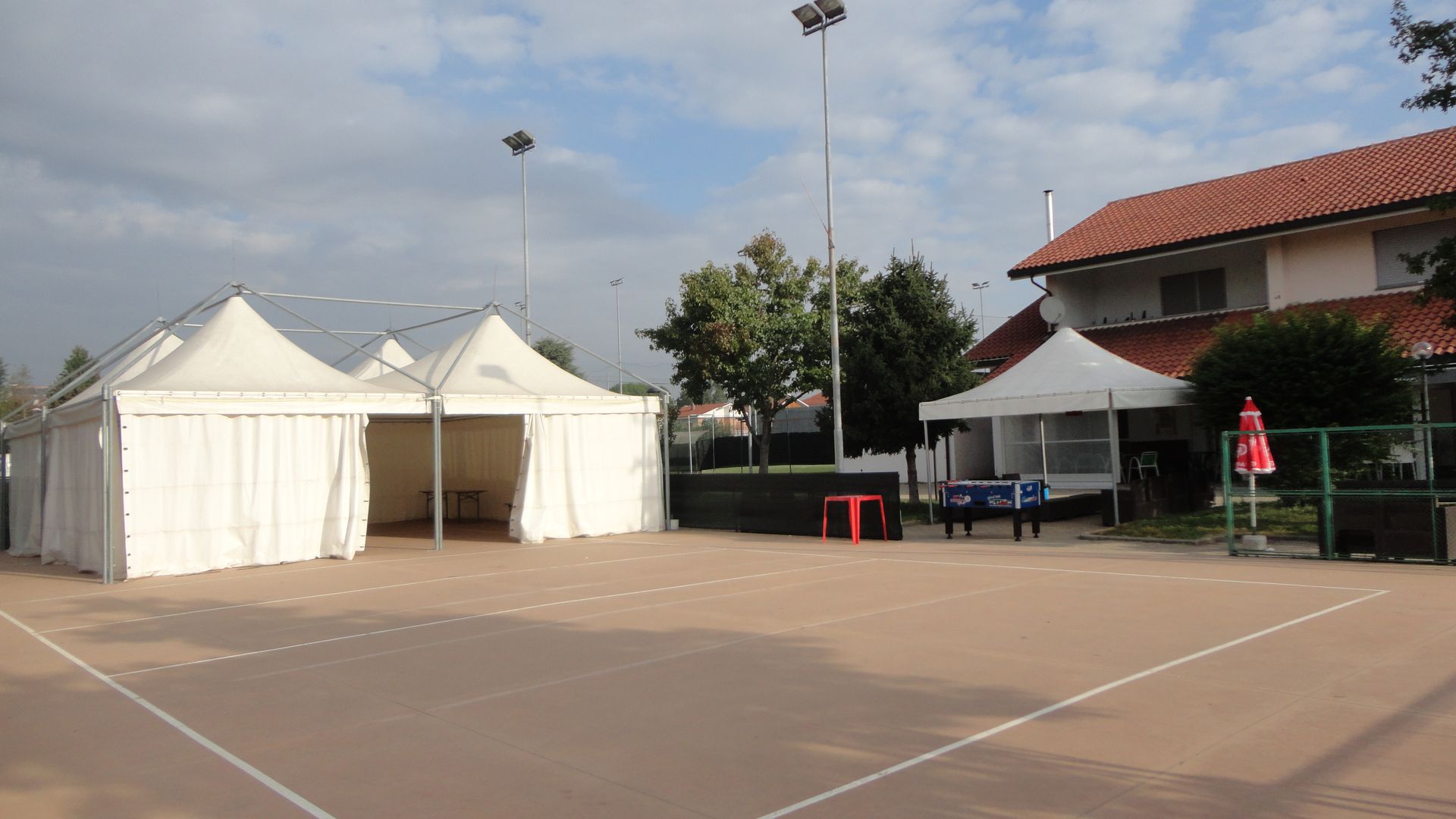 Un campo da basket con qualche tenda al suo interno