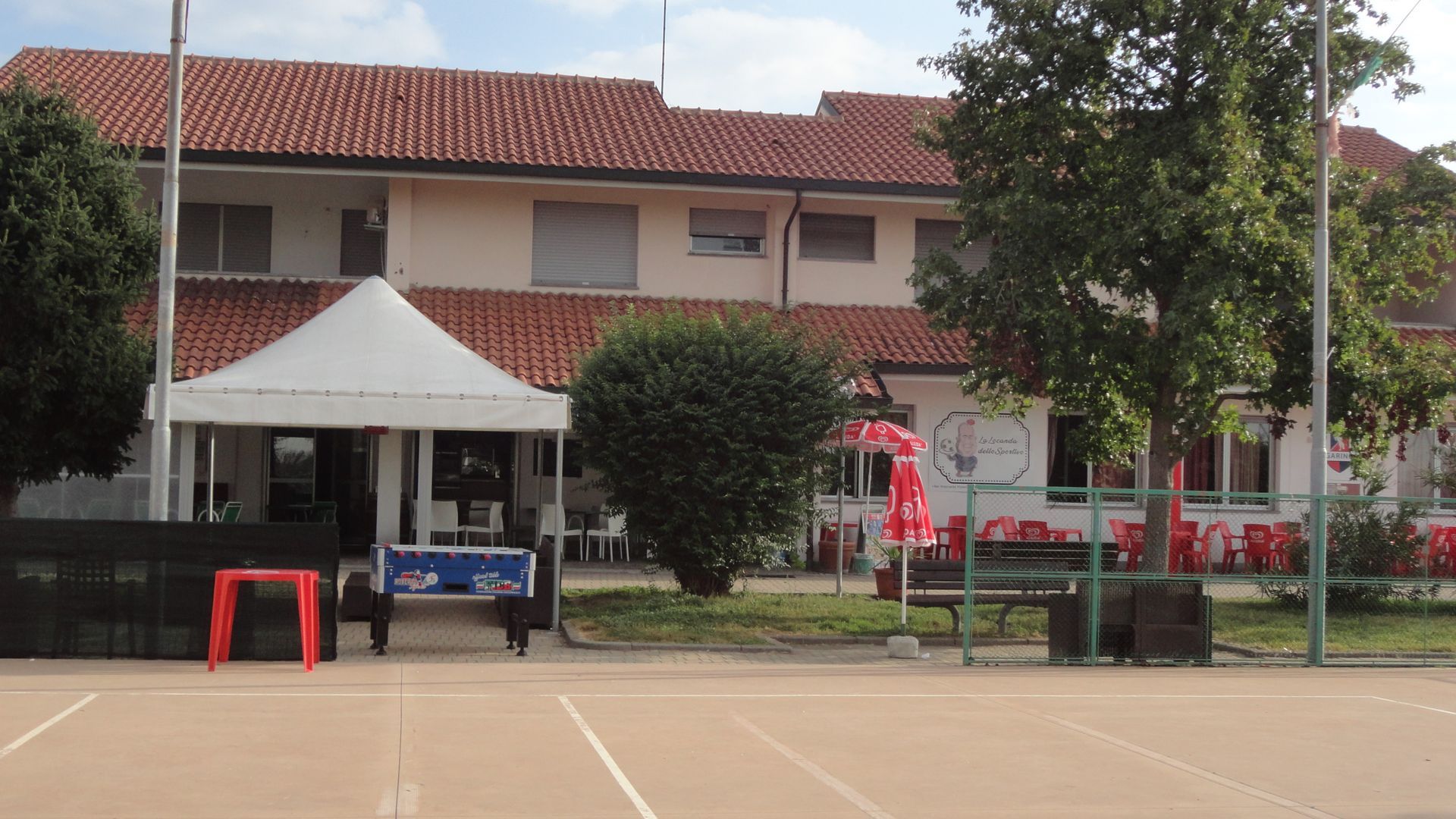Un grande edificio con una tenda bianca di fronte