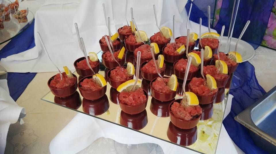 Un vassoio di cibo con cucchiai e fette di limone su un tavolo.