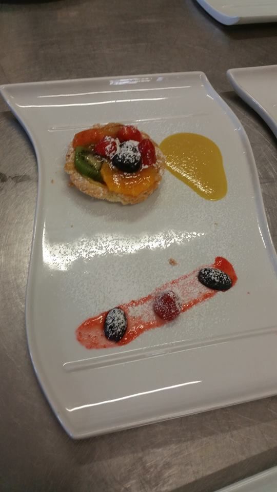 Un piatto bianco con un dolce su un tavolo.