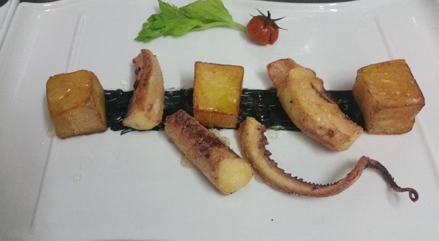 Un piatto di cibo con un pomodoro sopra