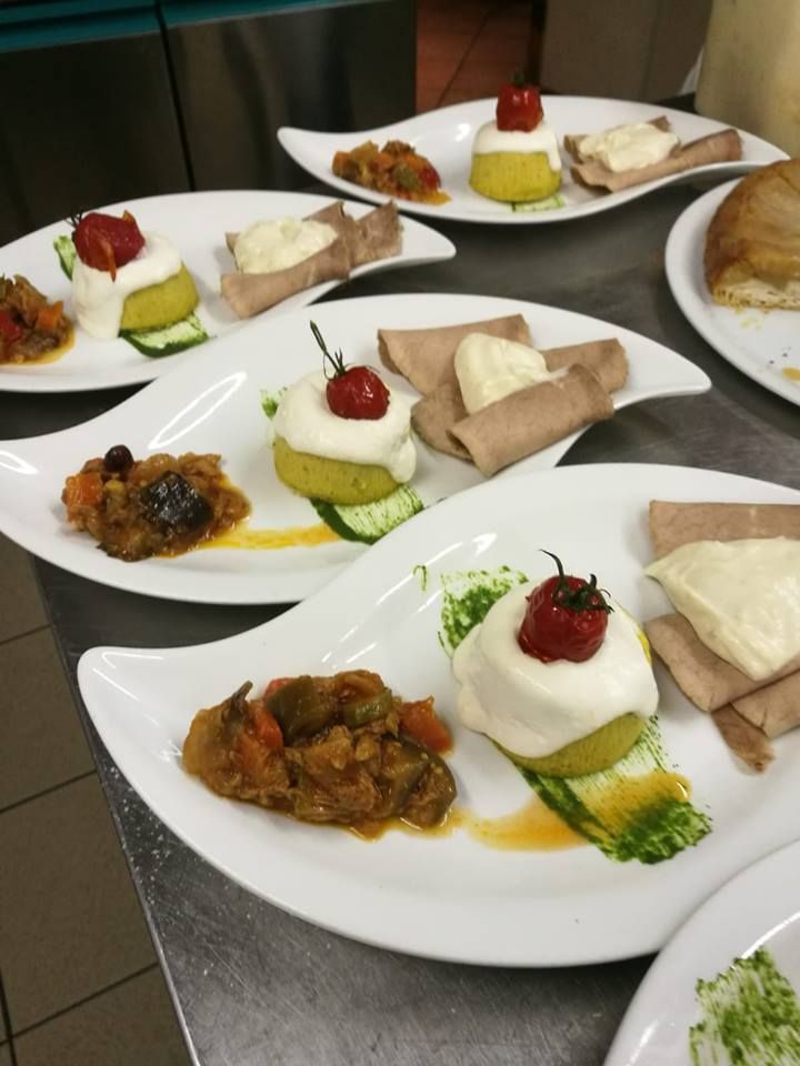 Diversi piatti di cibo sono allineati su un tavolo