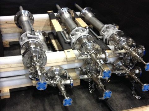 A bunch of metal pipes are sitting on a wooden pallet