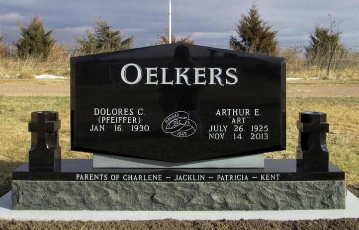 Rooftop companion monument in black granite with cross vases