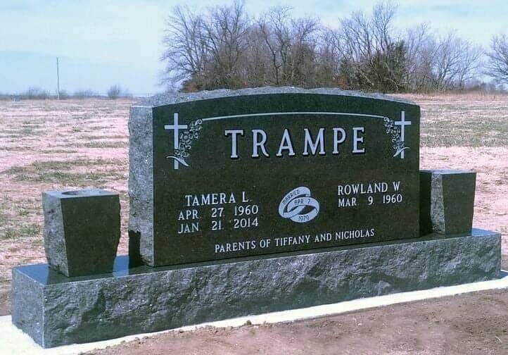 Companion monument in black granite with tapered vases