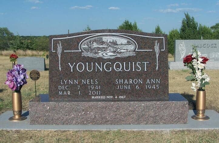 Companion monument in mahogany with etchings and canister vases