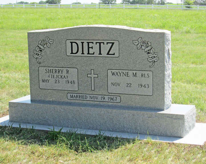 Companion monument in gray granite