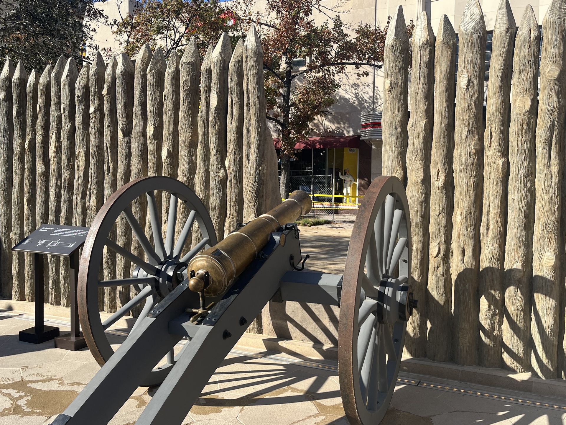 The-Alamo Mission San-Antonio Texas cannon