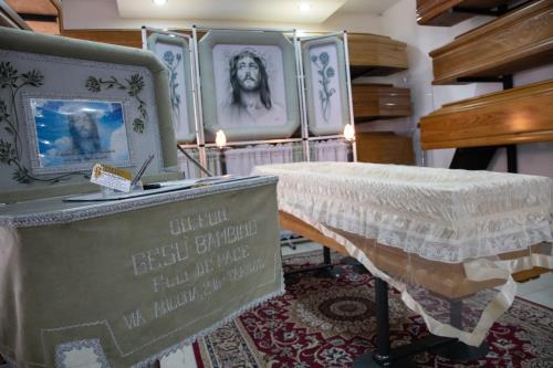 allestimento per camera ardente con fotoceramiche