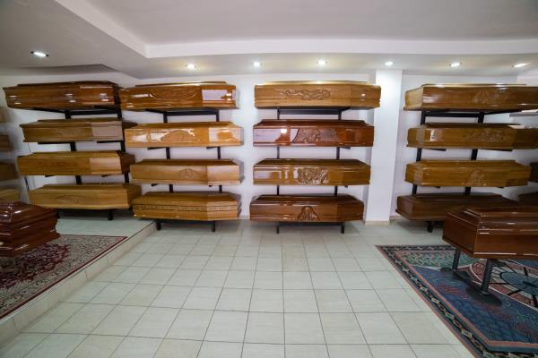 cofani mortuari in esposizione in agenzia funebre