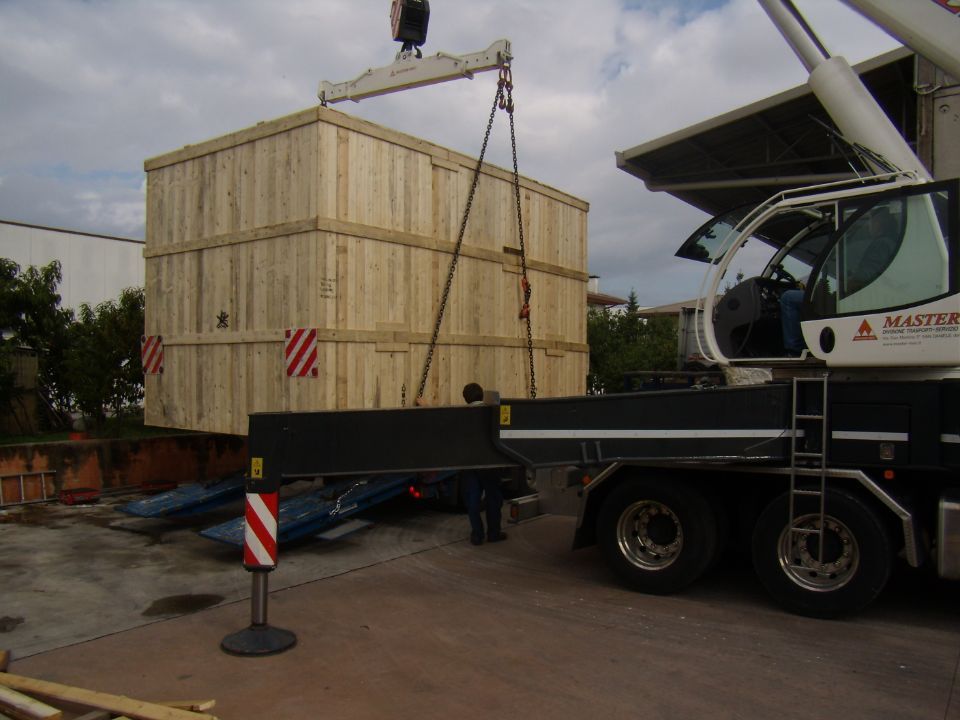 trasporto di casse in legno da imballaggio