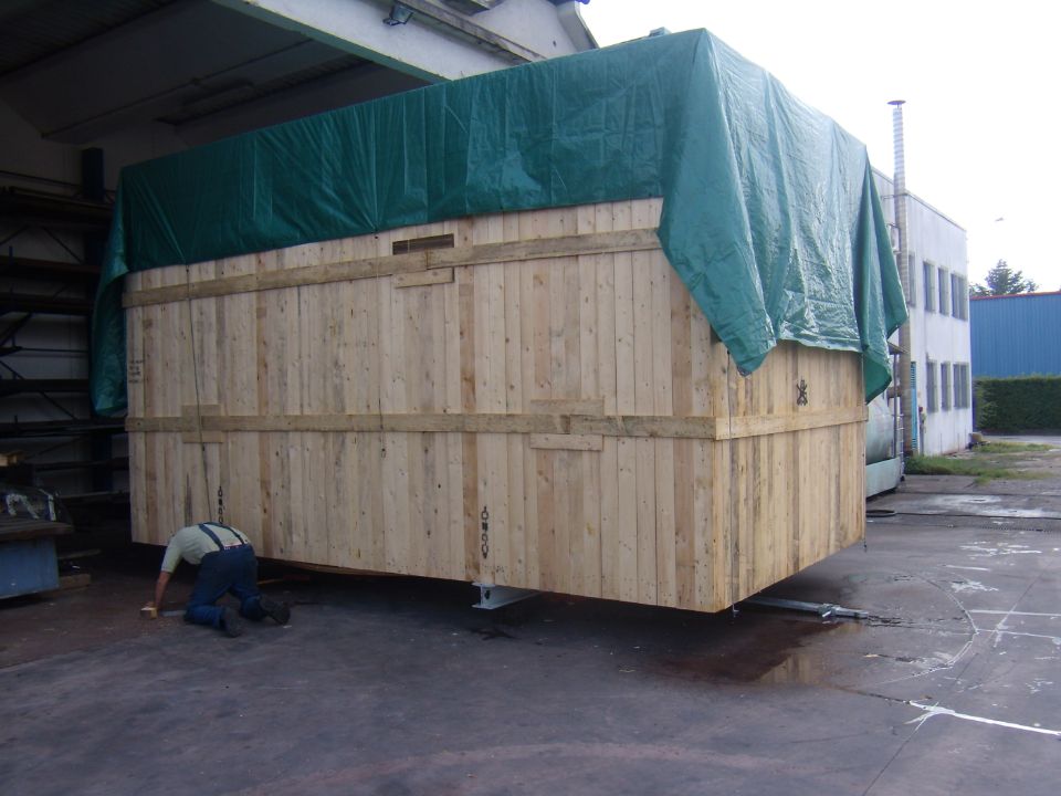 casse in legno coperte da un telo verde