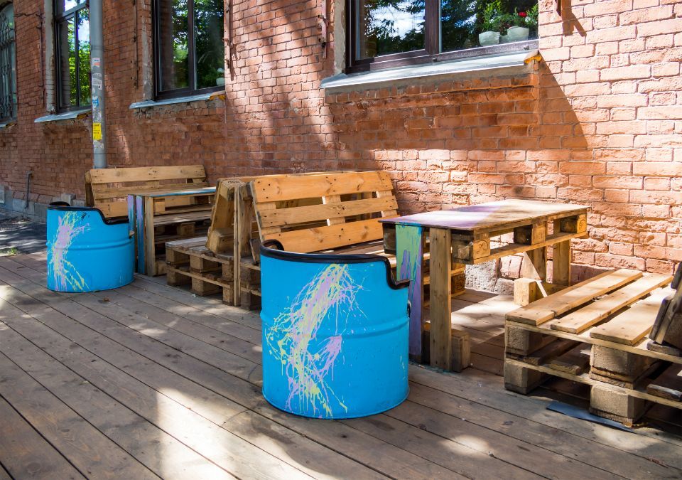 dehors di un locale con sedute in pallet