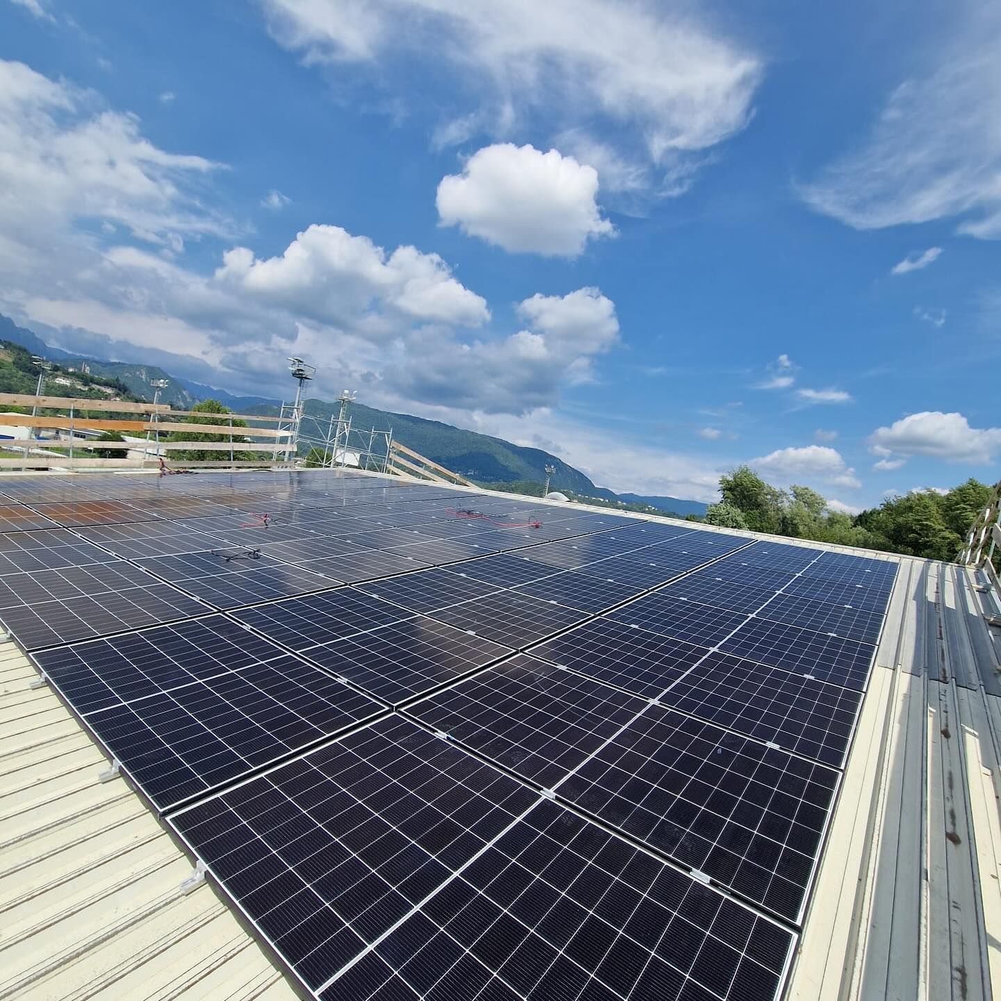 Impianto fotovoltaico istallato sul tetto di Nuova Iles a Tarcento