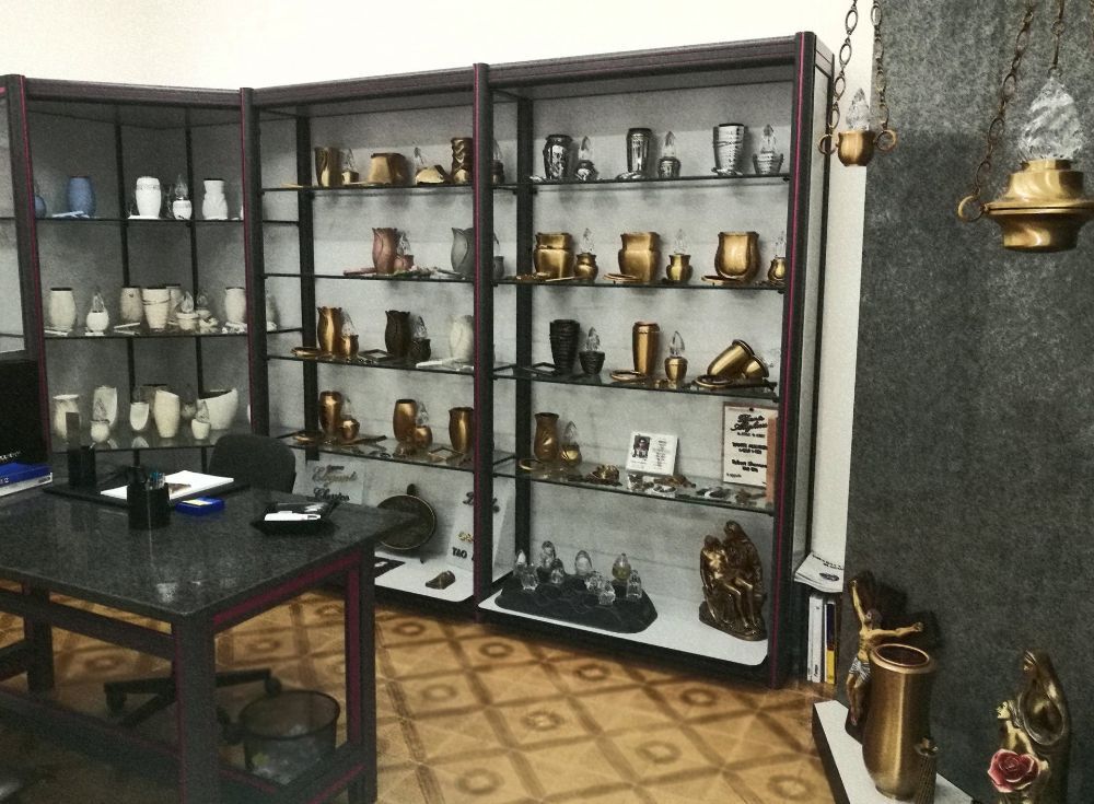 esposizione di accessori cimiteriali