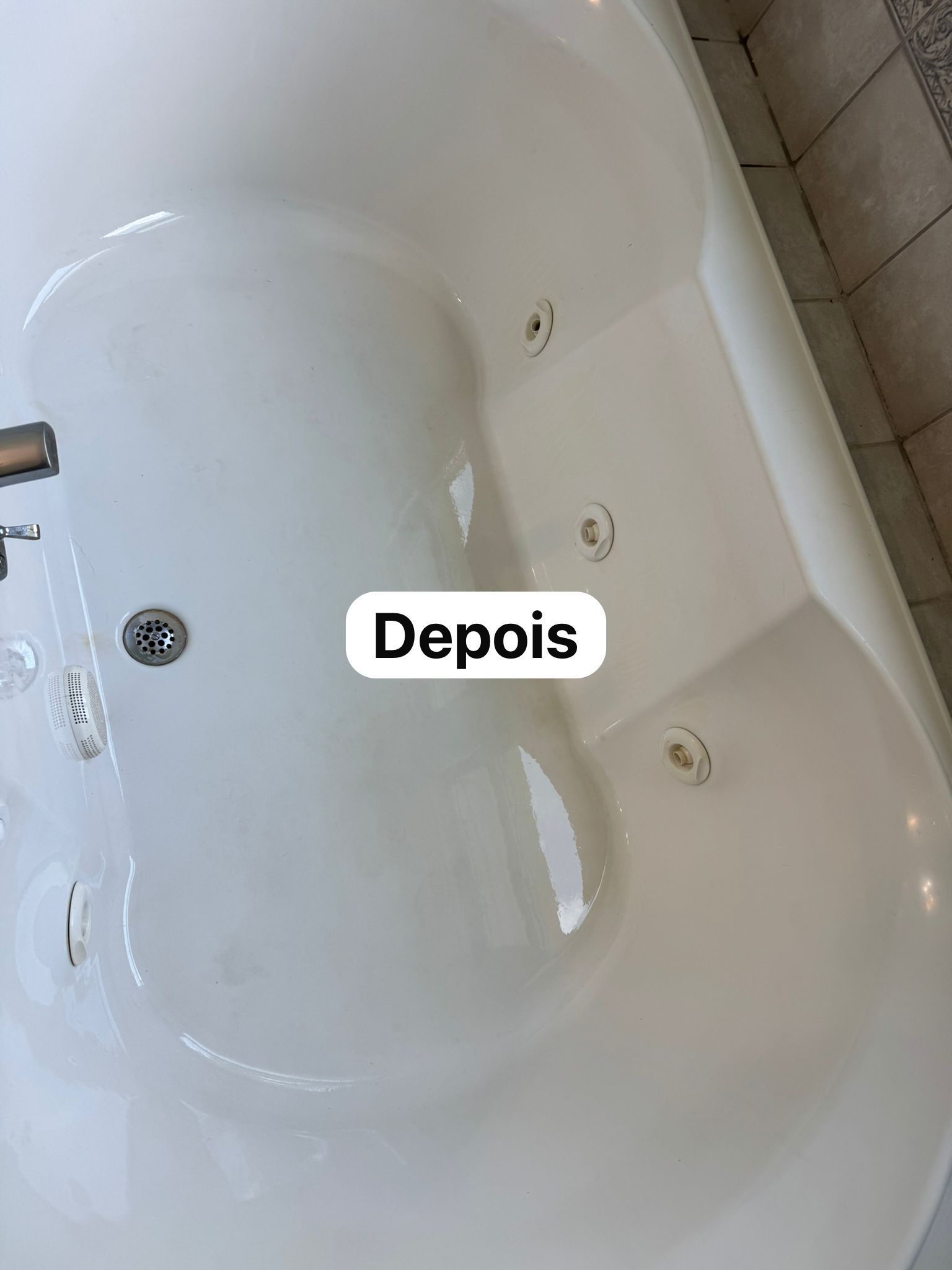 White, shiny jacuzzi tub with 