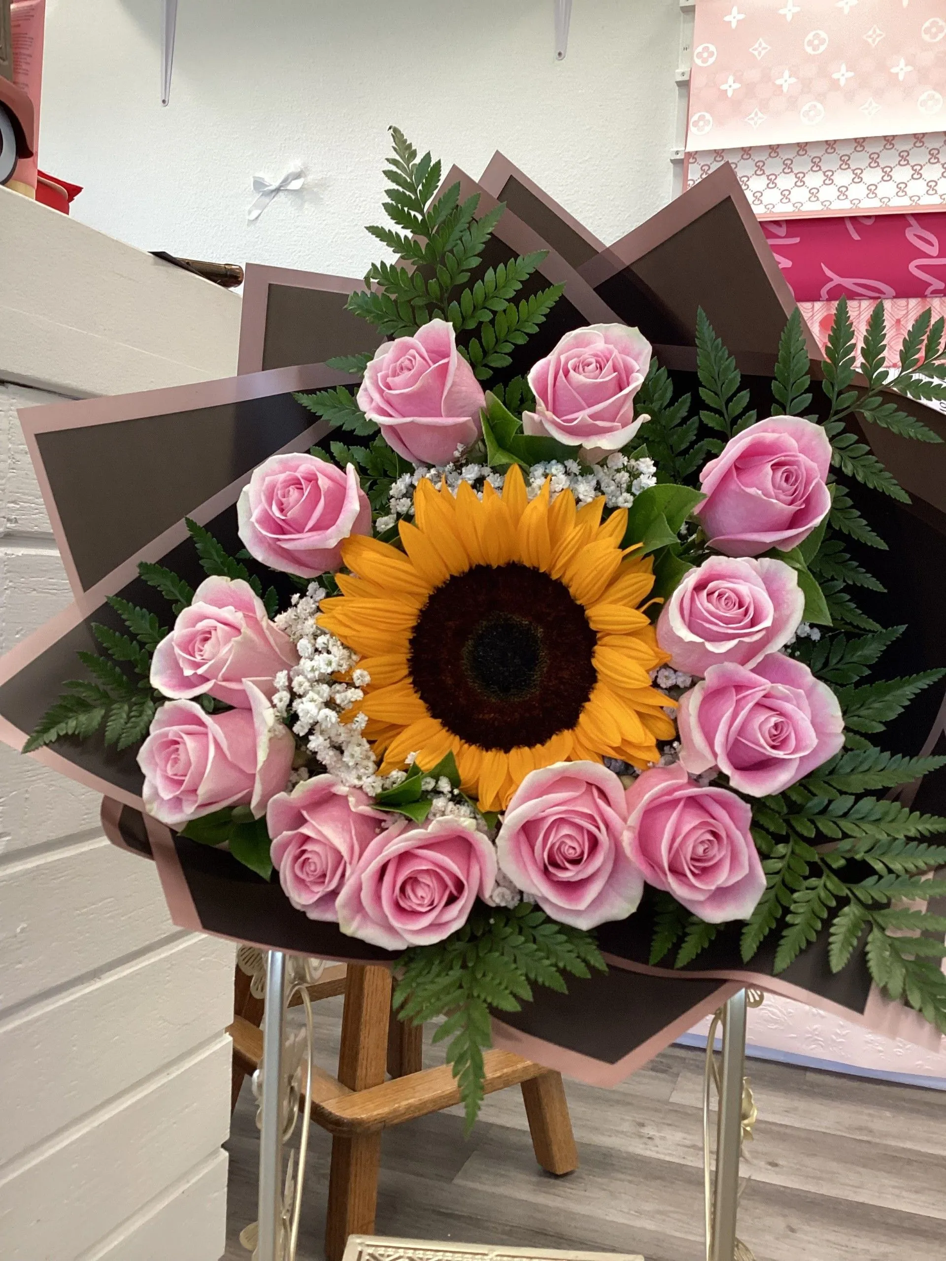 Bouquet of pink roses with a sunflower