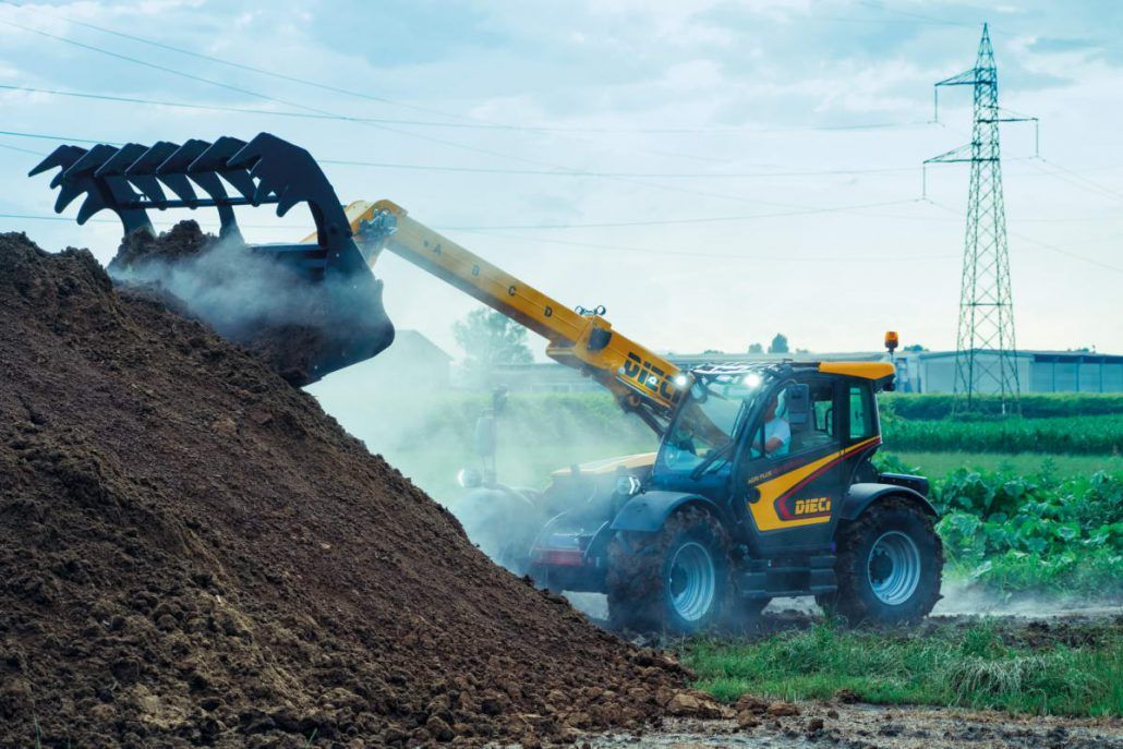 sollevatore telescopico in azione