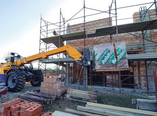 sollevatore telescopico in cantiere