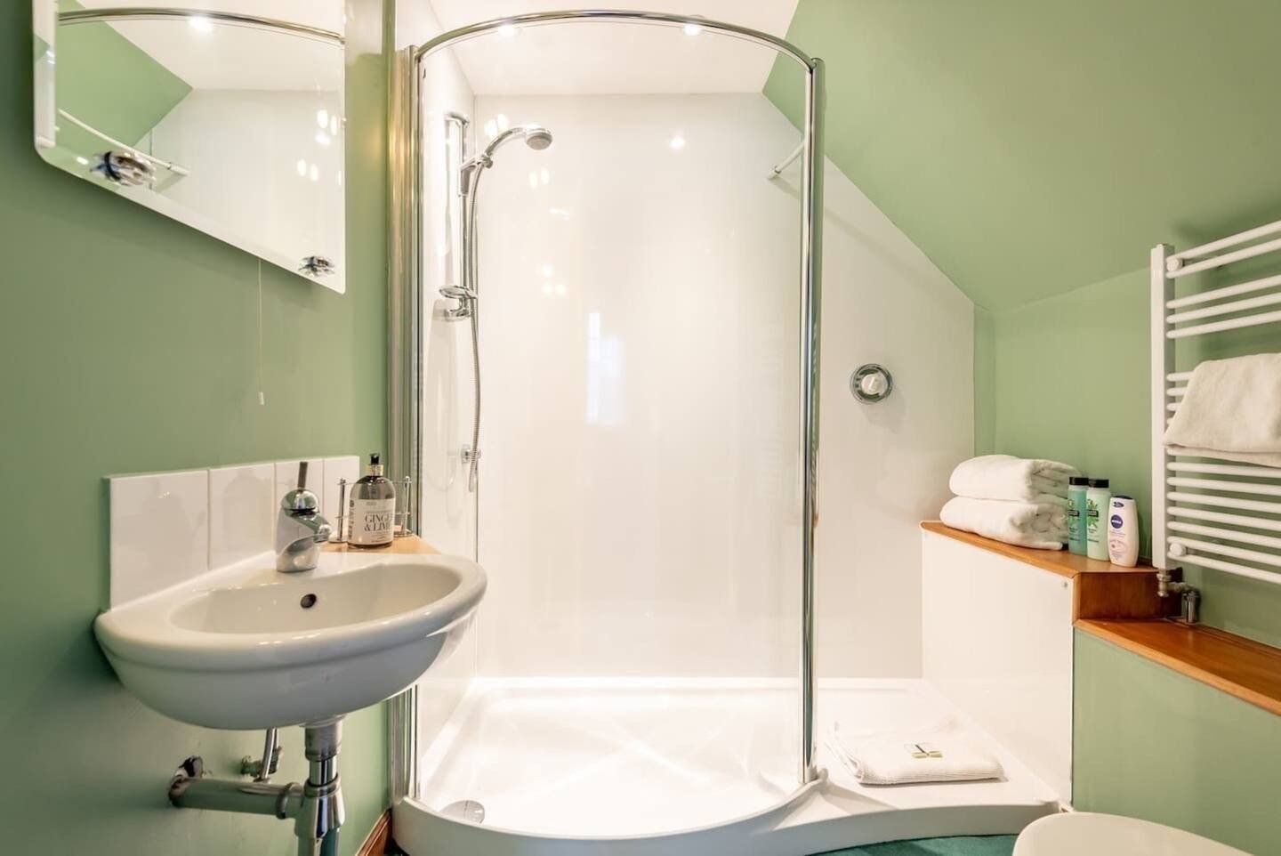 Top Bathroom - Newhill Granary accommodation, Glenfarg, Perth & Kinross