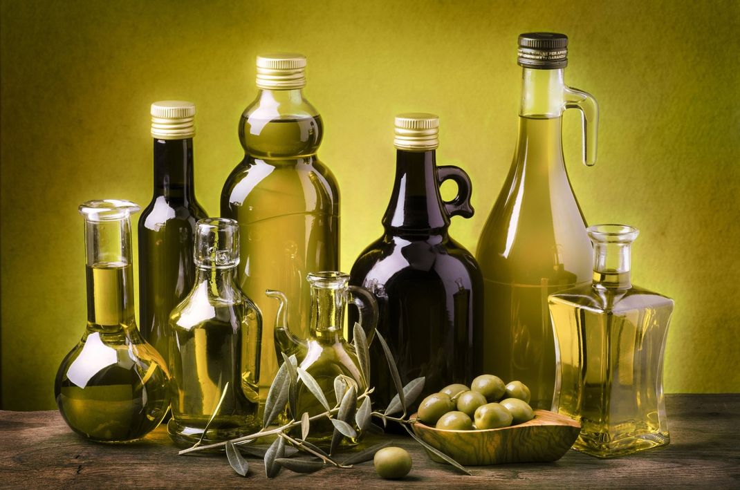 olio d'oliva in bottiglie di vetro