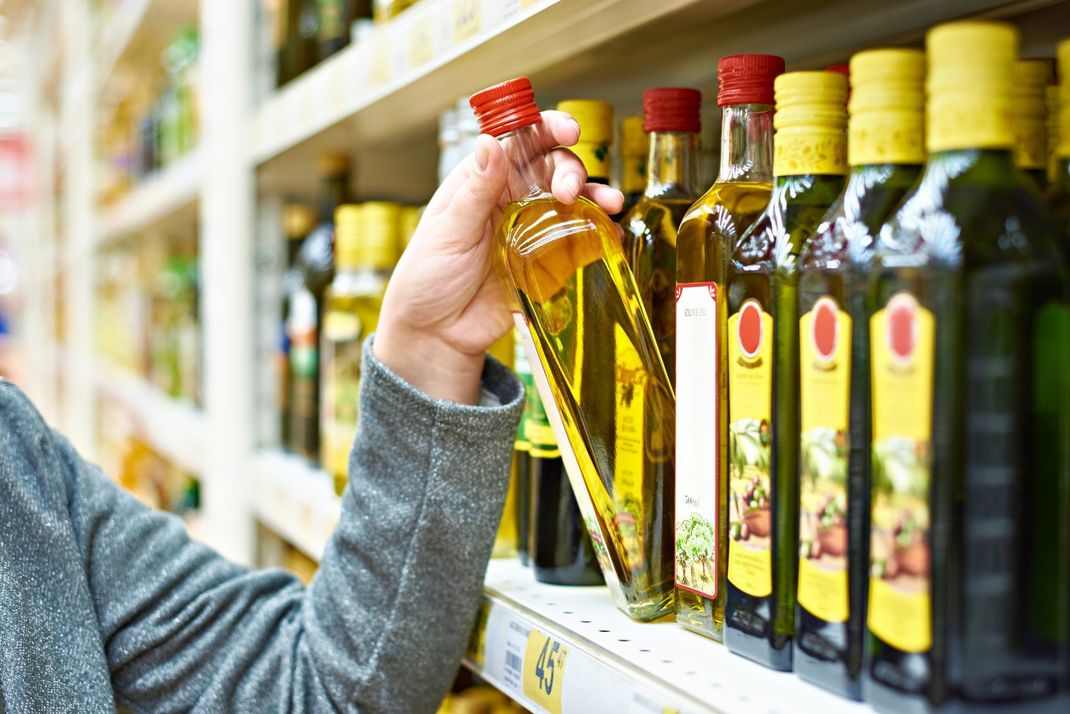 esposizione d'olio d'oliva in negozio