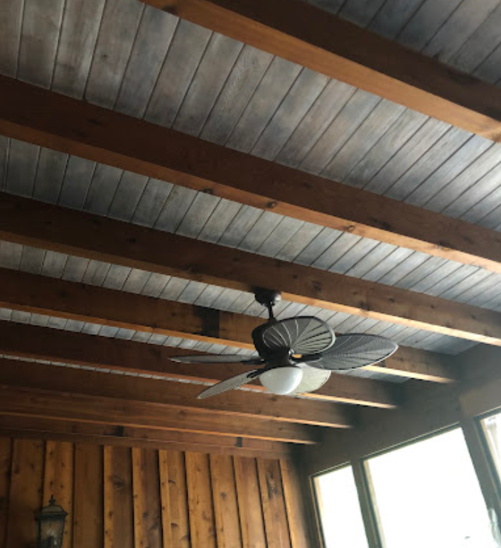 A ceiling fan is hanging from the ceiling of a room