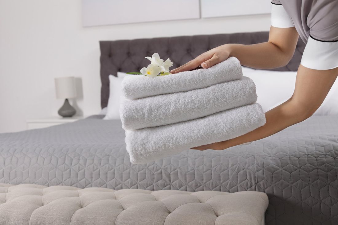 asciugamani bianchi puliti e piegati