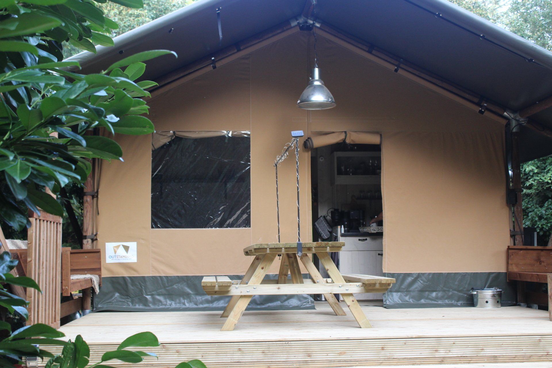 Een tent met een picknicktafel ervoor