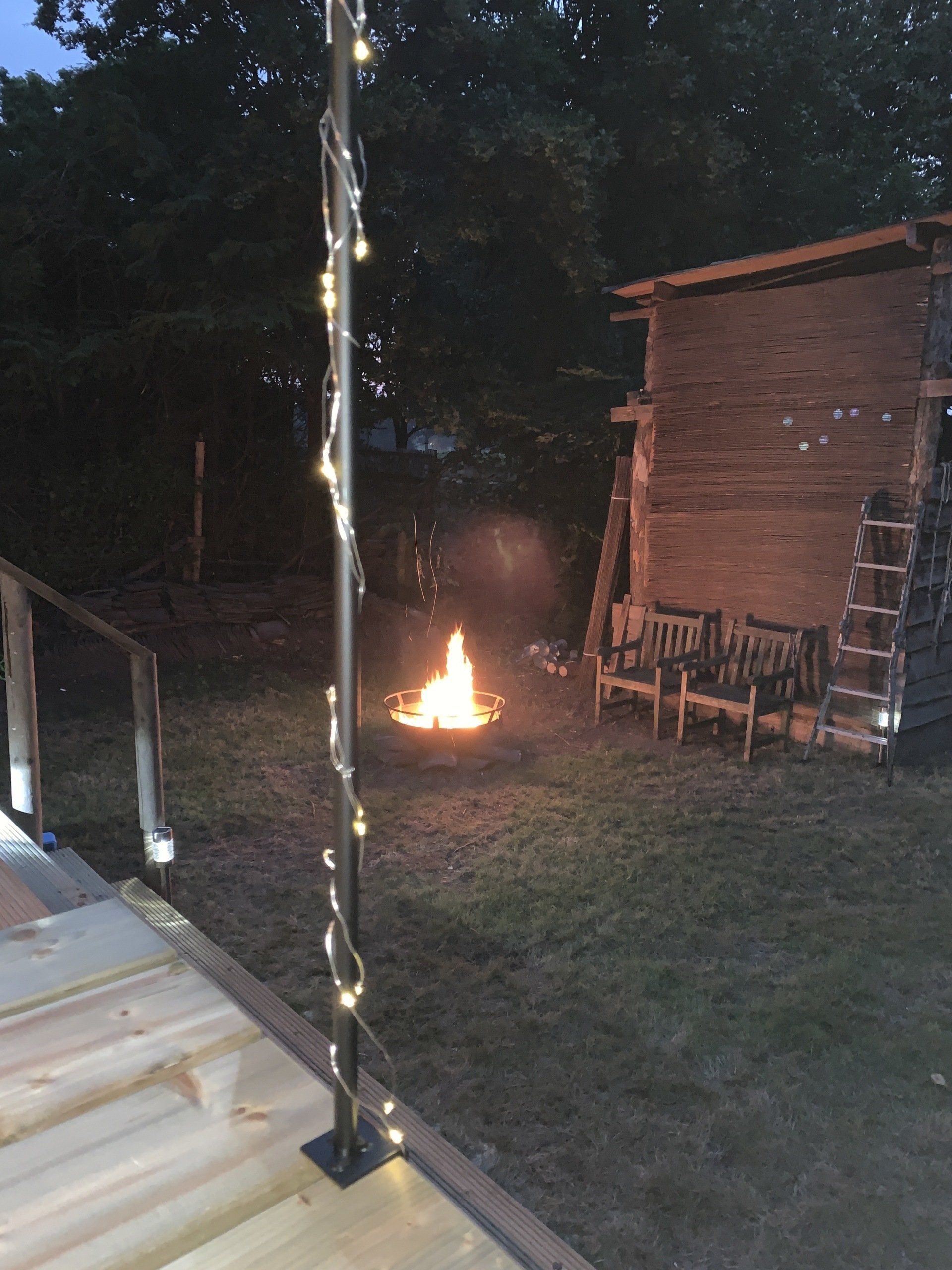 's Avonds brandt er een vuurkorf in de achtertuin