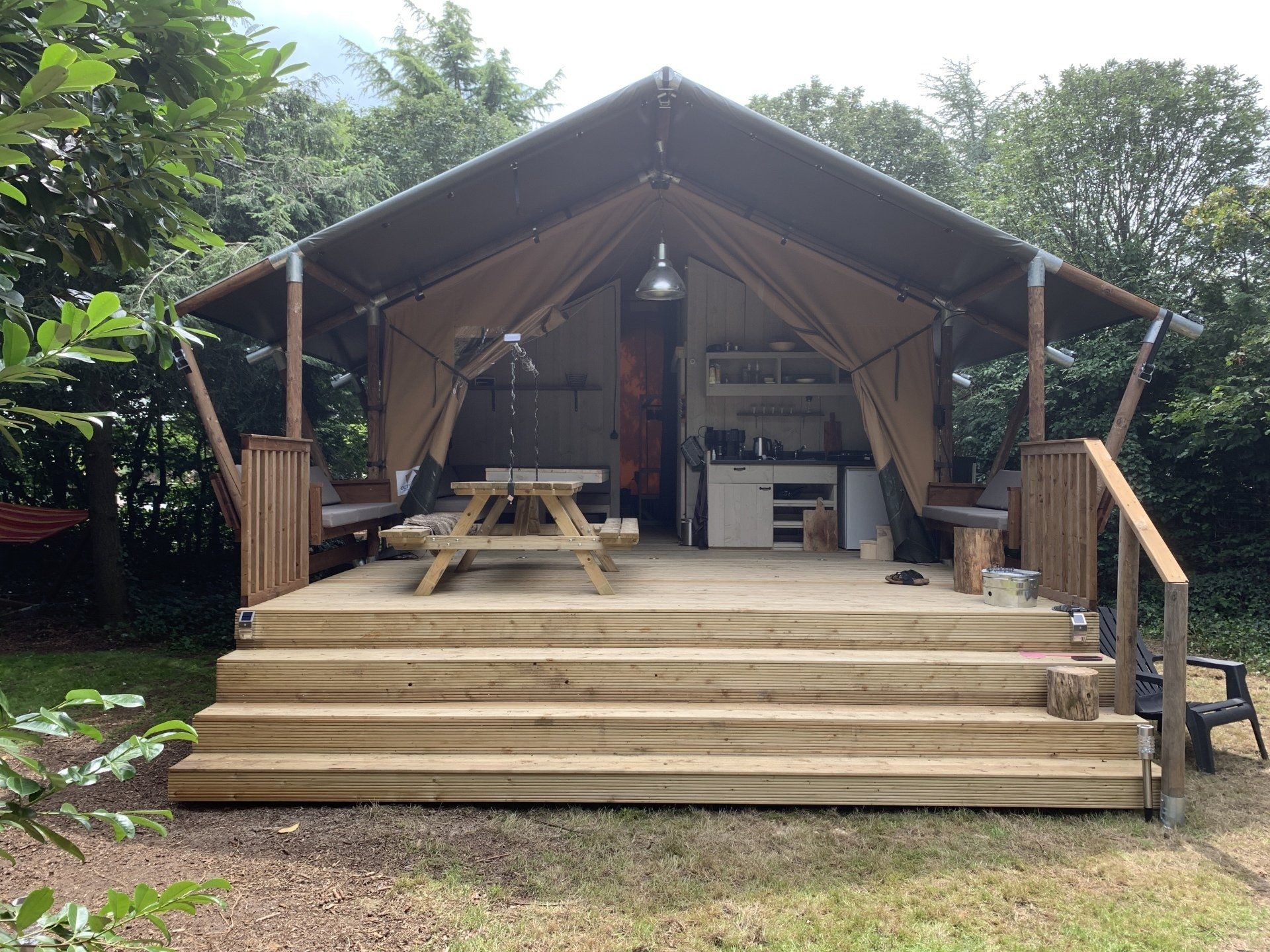 Een tent met een picknicktafel ervoor