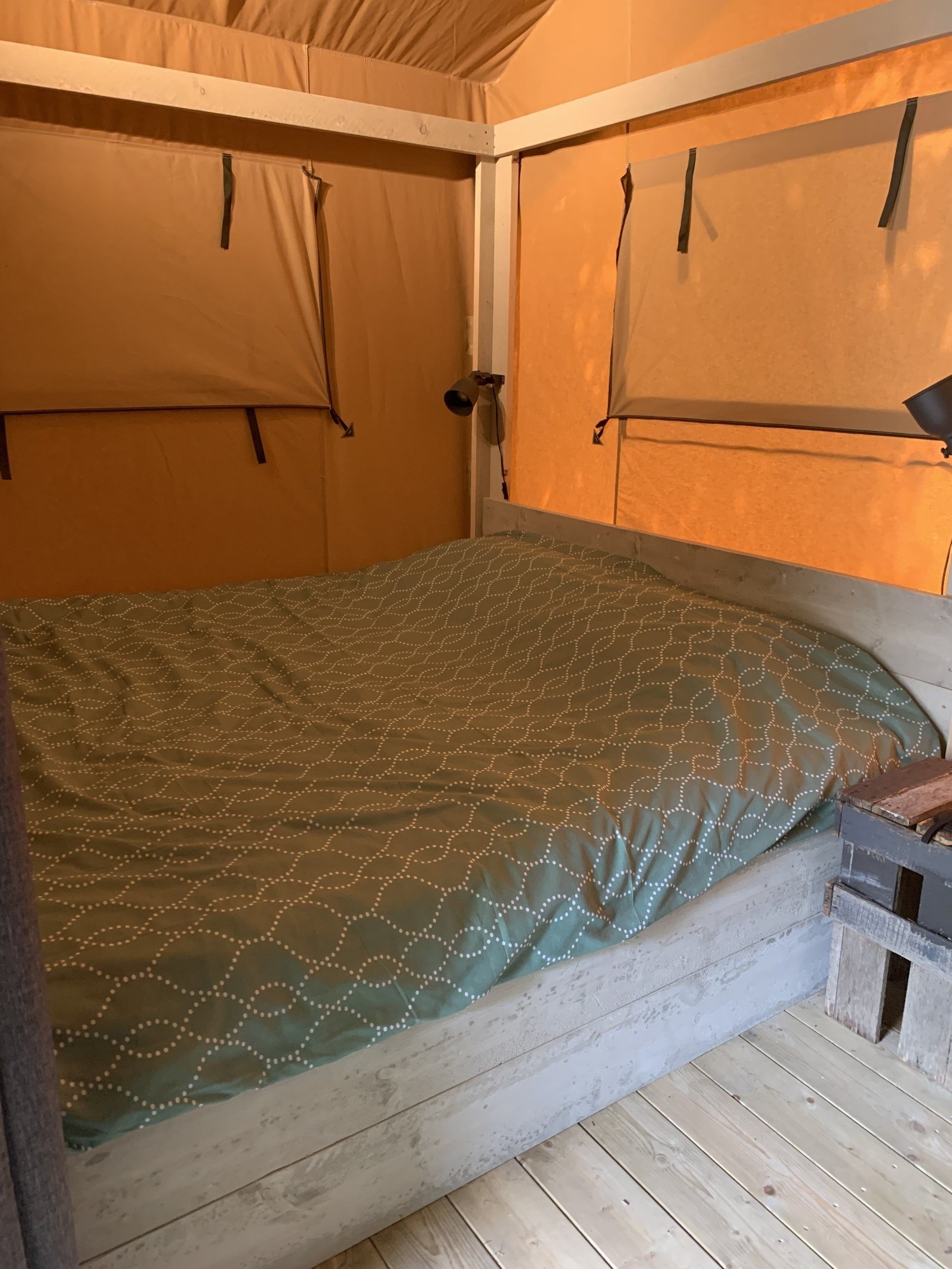 Er staat een bed in het midden van de kamer.