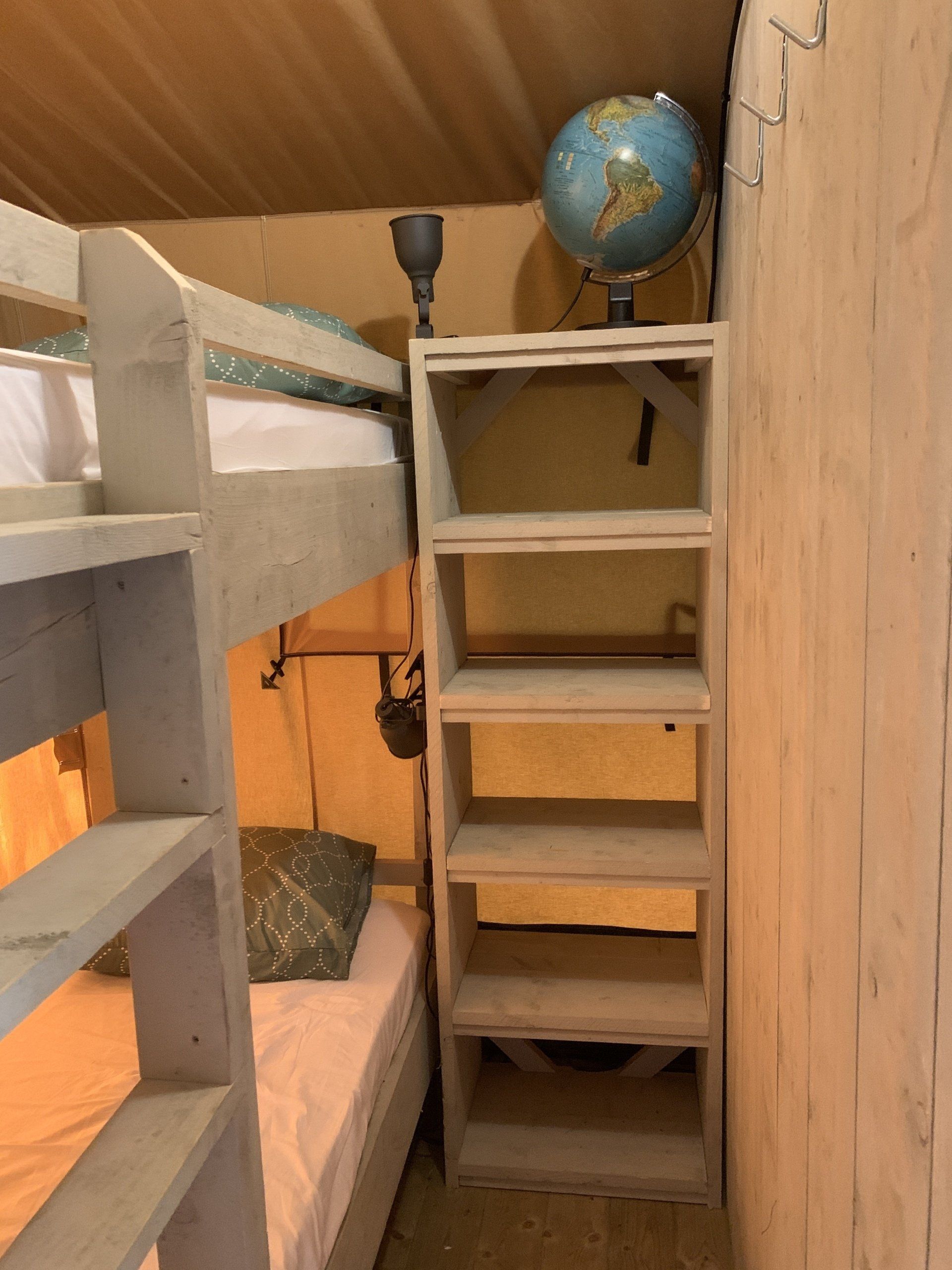 Een stapelbed met daarop een wereldbol