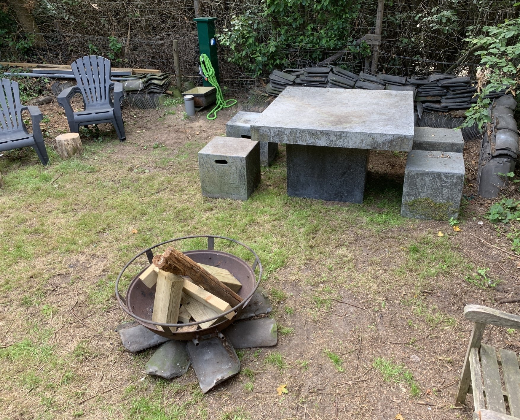 Er is een vuurplaats in het midden van de tuin.